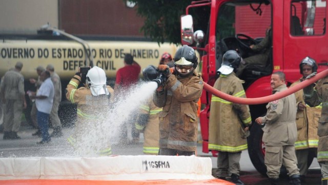 Bombeiros combatem incêndio num shopping: porte questionado.