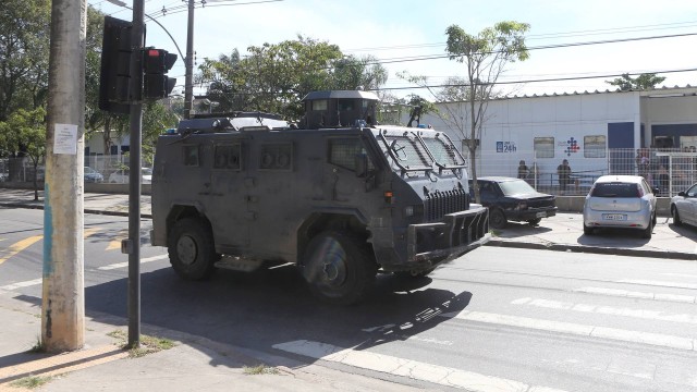 Policiais civis, em um veículo blindado, reforçam o policiamento em Costa Barros, depois de duas mulheres serem baleadas