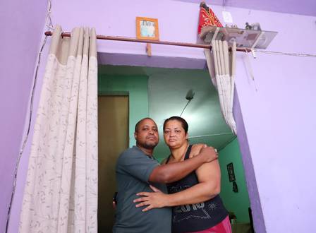 Vânia Ferreira e o marido, no local onde ela foi baleada.
