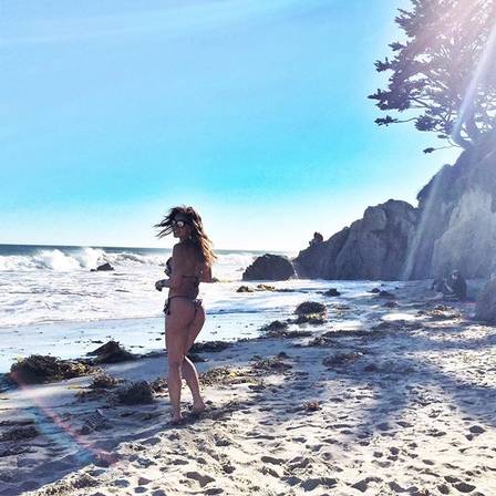 Sabrina Sato posa em praia paradisíaca nos Estados Unidos