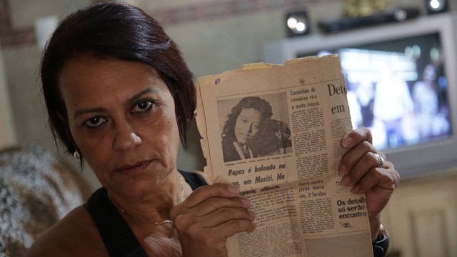 Solange mostra uma das matérias de 1973: “Saí nos jornais a semana toda, porque ninguém naquele tempo falava em bala perdida”