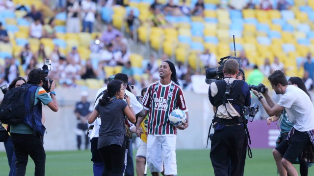 Ronaldinho é apresentado pelo Flu no Maraca