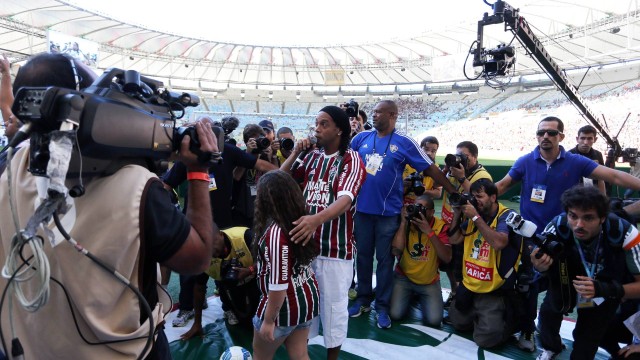 Ronaldinho é apresentado no Maracanã