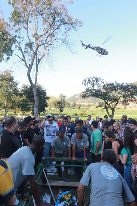Helicóptero da Polícia Civil sobrevoou enterro do policial José Carlos Fernandes Garcia, morto por bandidos em Anchieta