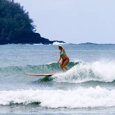 A surfista no fim da gravidez: ondas com o barrigão