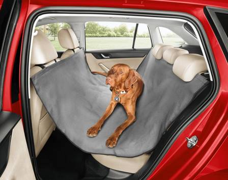 Proteção para o assento traseiro evita que os cães sujem a superfície do banco -