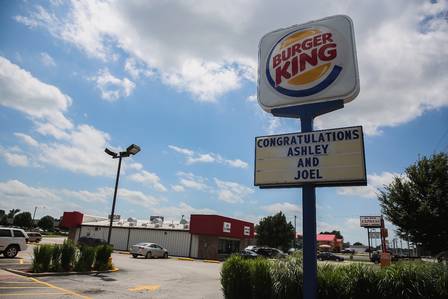 A lanchonete pagou o casamento de Burger King
