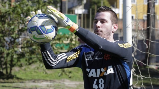 Paulo Victor pode voltar ao Flamengo contra o Goiás
