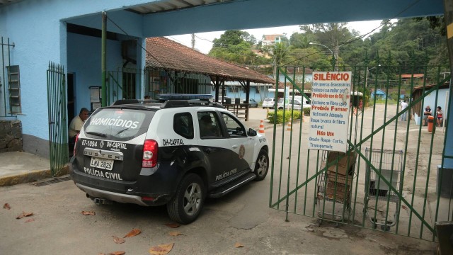 Um carro da Divisão de Homicídios entra no Lar Frei Luiz para realizar uma perícia no local, no dia 22 de junho último.