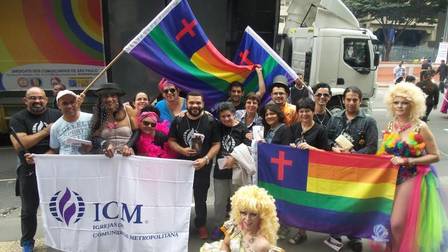 O reverendo Cristiano Valério (no meio, de óculos), com membros da igreja na Parada LGBT.