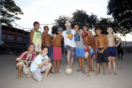 Russo e as crianças do condomínio onde mora, na Zona Norte do Rio.