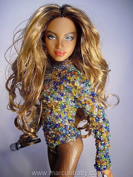 A cantora Beyoncé, com direito a cabeleira e macacão