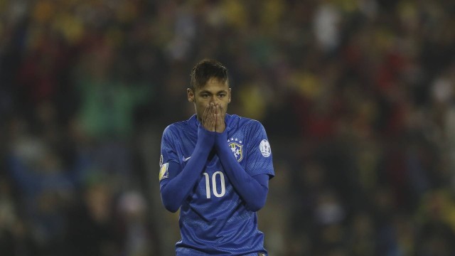 Neymar é o astro solitário do futebol nacional