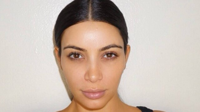 Kim Kardashian mostra rosto sem maquiagem em clique para maquiador