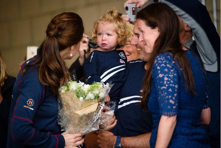 Kate Middleton tranquiliza bebê durante visita a centro esportivo