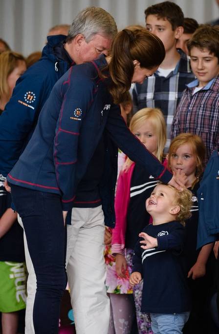 Fofa! Kate Middleton brinca com garotinho em visita a centro esportivo