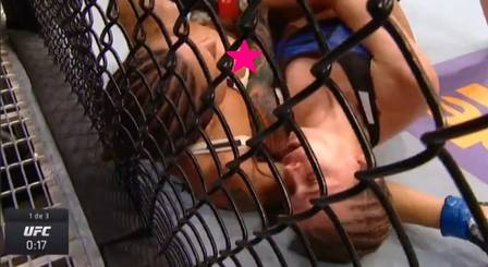 Lutadora do UFC Elizabeth Phillips ficou com seios à mostra por causa de uniforme traiçoeiro durante combate