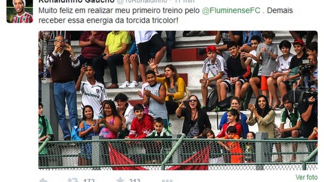 Ronaldinho celebra primeiro treino nas Laranjeiras