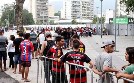 Motivados, torcedores do Flamengo fazem imensa fila no Maracanã para comprar ingressos