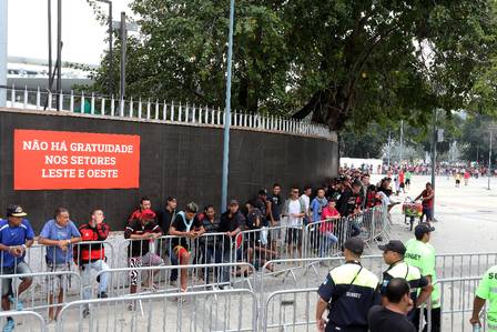 Motivados, torcedores do Flamengo fazem imensa fila no Maracanã para comprar ingressos