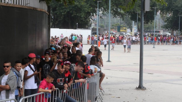 Longas filas se formaram no Maracanã na manhã desta quarta