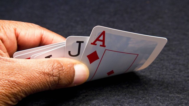 Jogo de cartas: testosterona e cortisol deixam pessoas propensas a ser trapaceiras, diz estudo