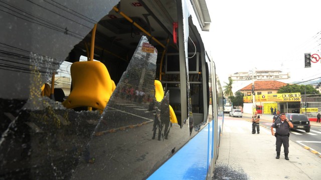 O ônibus do BRT teve os vidros quebrados