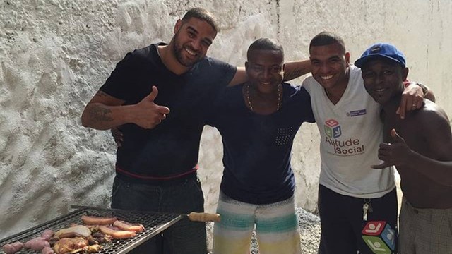 Adriano Imperador com alguns amigos da Vila Cruzeiro durante churrasco na favela