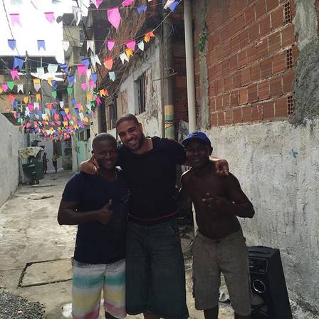 Adriano Imperador com alguns amigos da Vila Cruzeiro durante churrasco na favela