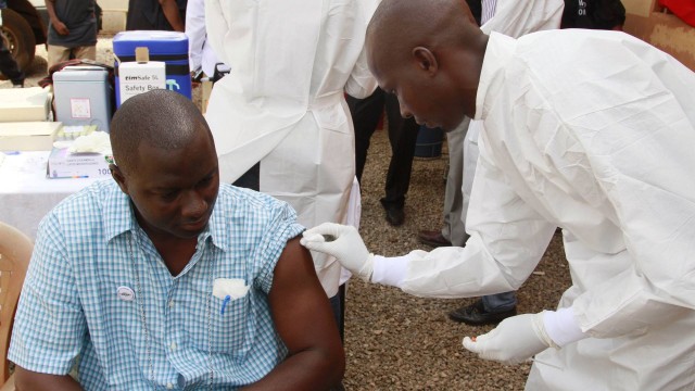 Homem recebe vacina contra o ebola na Guiné