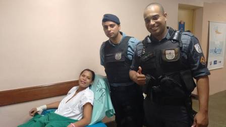 Flávia com dois policiais que a ajudaram