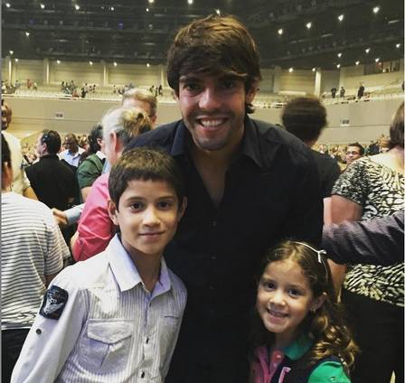 Crianças posam com Kaká na Igreja Batista de Orlando