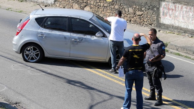 Polícia faz perícia em carro de policiais que sofreram tentativa de assalto