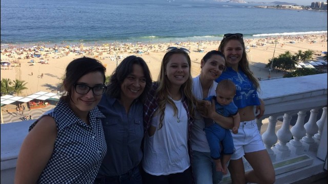 Ronda Rousey (D) com as irmãs e a mãe de férias no Rio de Janeiro