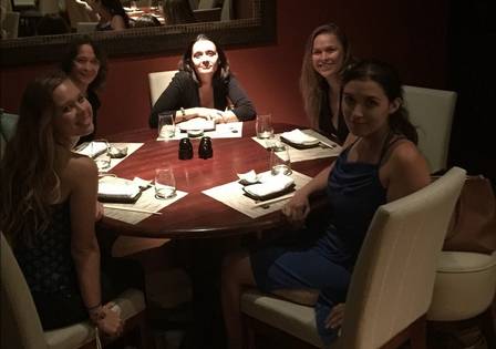 Ronda Rousey num restaurante com a mae e as irmas, apos ir ao jogo do Flamengo