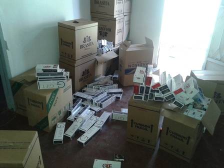 Os cigarros contrabandeados estavam estocados num depósito em Porto das Caixas