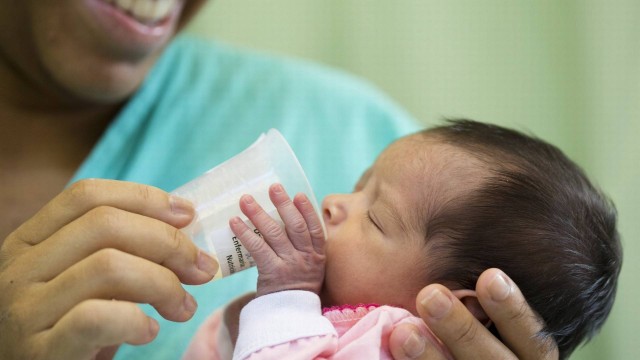 Alimentação natural. Bebê que ainda não consegue mamar no peito toma no copinho leite materno doado no Instituto Fernandes Figueira, no Rio: programa está estagnado