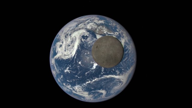 Imagens mostram a Lua e a Terra iluminados pelo Sol