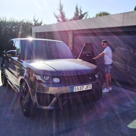 Cristiano Ronaldo com a sua Range Rover, que custa R$ 663 mil