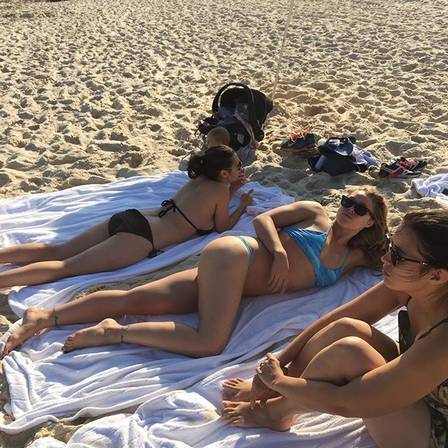 Ronda, ao centro, posa com suas duas irmãs na praia