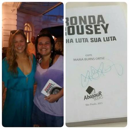 Ronda Rousey autografou livro de fã e depois posou para foto