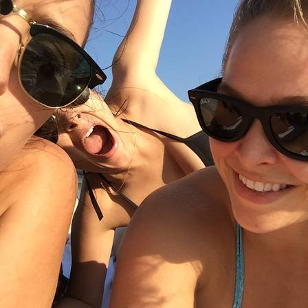 Ronda Rousey (D) faz selfie com as irmãs na praia