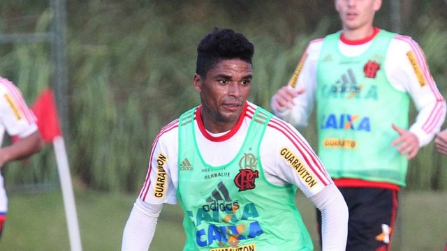 Almir tem tido poucas chances no Flamengo
