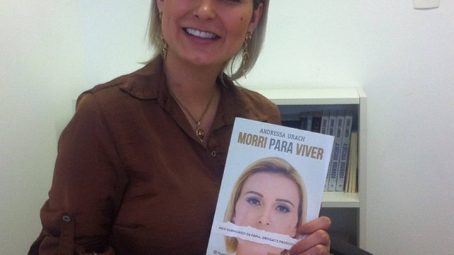 Andressa Urach mostra a capa de seu livro.