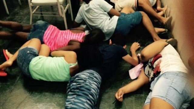Crianças abrigadas nas salas de aula do projeto Uerê, na Maré. Na rede municipal, confrontos são rotina, diz professora.