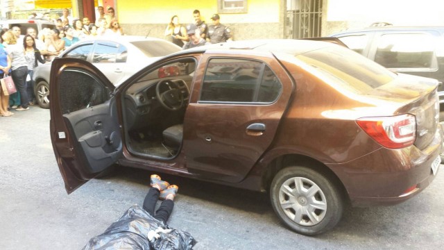 Homem morreu no volante do Renault Logan após roubas Lojas Americanas
