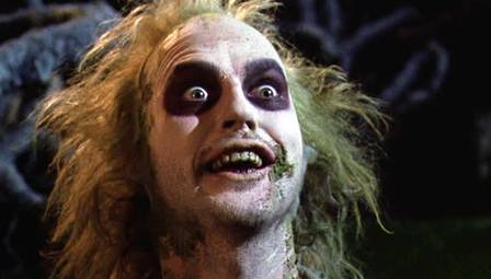 Michael Keaton interpreta o fantasma Beetlejuice