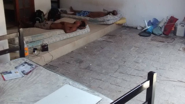 Operários dormiam do lado de fora do alojamento por causa da sujeira.