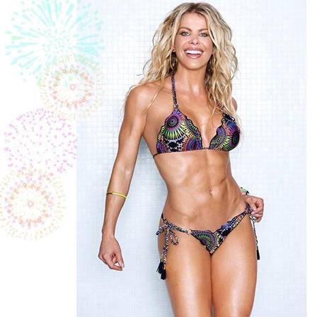 Aos 38 anos, Karina Bacchi está bem com seu corpo