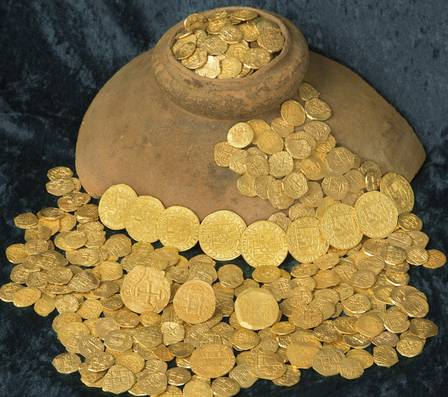Mais de 350 moedas de ouro foram recuperadas do fundo do mar